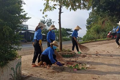 Chủ nhật xanh của giáo viên trường mầm non Hoa Hồng.