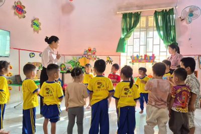 🌷SINH HOẠT CHUYÊN MÔN, DỰ GIỜ THÁNG 01 🌷Sắp đến Tết Nguyên đán, nhưng trường MN Hoa Hồng vẫn luôn chú trọng nâng cao chất lượng giảng dạy thông qua các hoạt động sinh hoạt chuyên môn. Trong tuần cuối cùng của tháng 1, Ban Giám hiệu nhà trường cùng các cô giáo đã tổ chức dự giờ, thăm lớp tại các nhóm lớp trong toàn trường.  Các tiết dạy được thực hiện bởi: cô Trần Thị Anh Phương (lớp Lá 5), cô H’Lệ (lớp Chồi 3), cô Trần Thị Thùy Thu (lớp Lá 5), cô Hoàng Thị Oanh (lớp Chồi 1) và cô H’Tuyền (lớp Lá 7).  Qua các tiết dạy, các cô giáo đã tích cực đổi mới phương pháp, mạnh dạn ứng dụng công nghệ thông tin và phương pháp STEAM vào hoạt động học, góp phần nâng cao chất lượng chăm sóc, giáo dục trẻ.